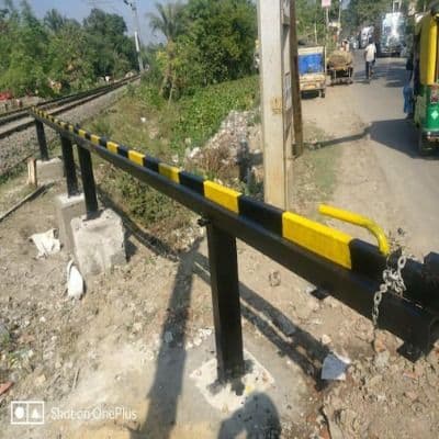 Railway sliding boom barrier for emergency level crossing closure