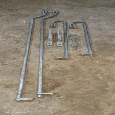 Ground connection hardware for railway signalling equipment